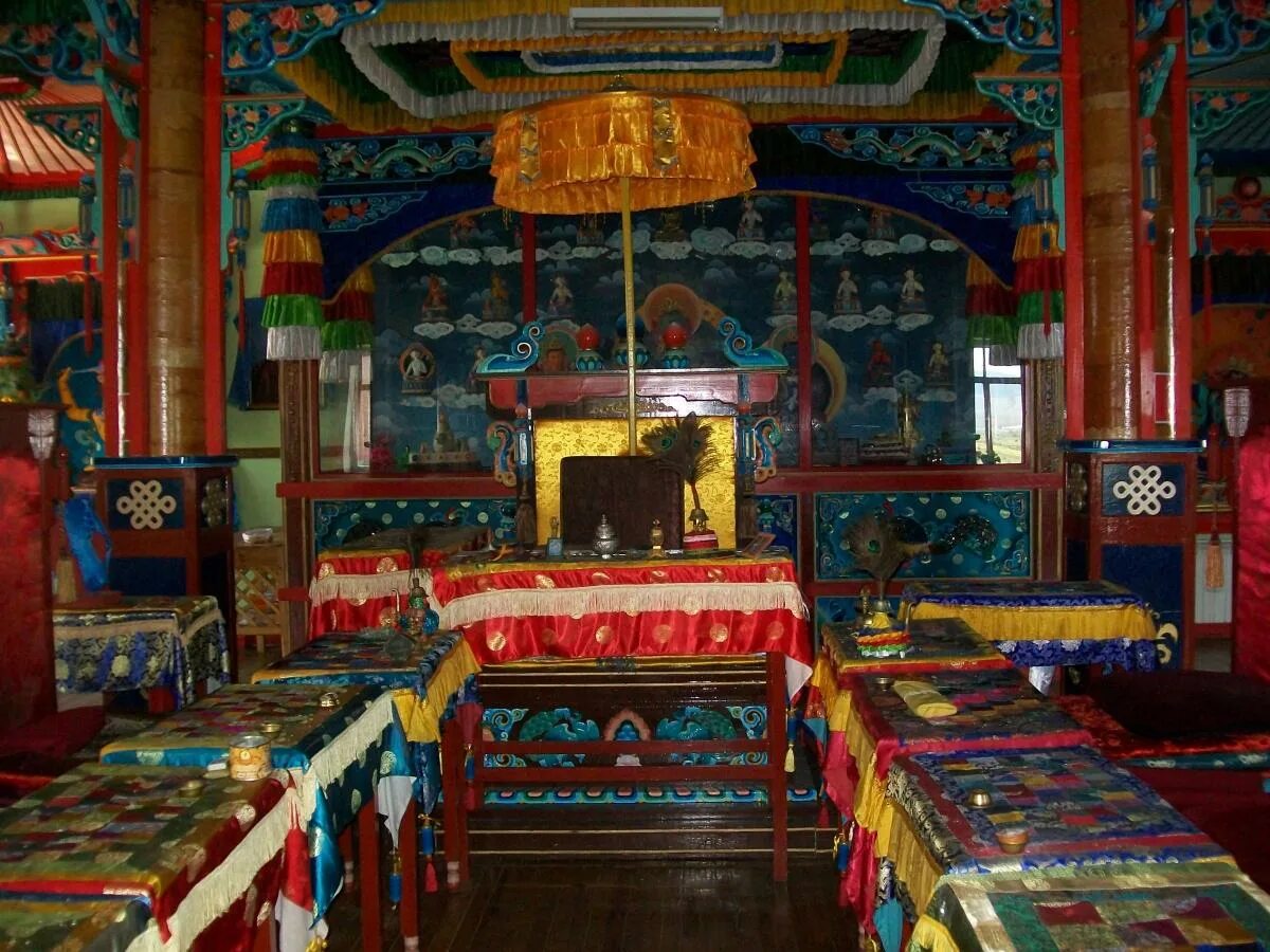 Улан-удэ внутри иволгинского дацана. Дацаны молебны. Галсан лама агинского дацана. Хурал храм дацан. Анинский дацан согчен дуган.