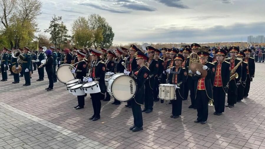 Оркестр девушек. Миргород школа 6 ссср духовой оркестр. девушки духовой оркестр. духовой оркестр девочек школы 1770. тувинский духовой оркестр.