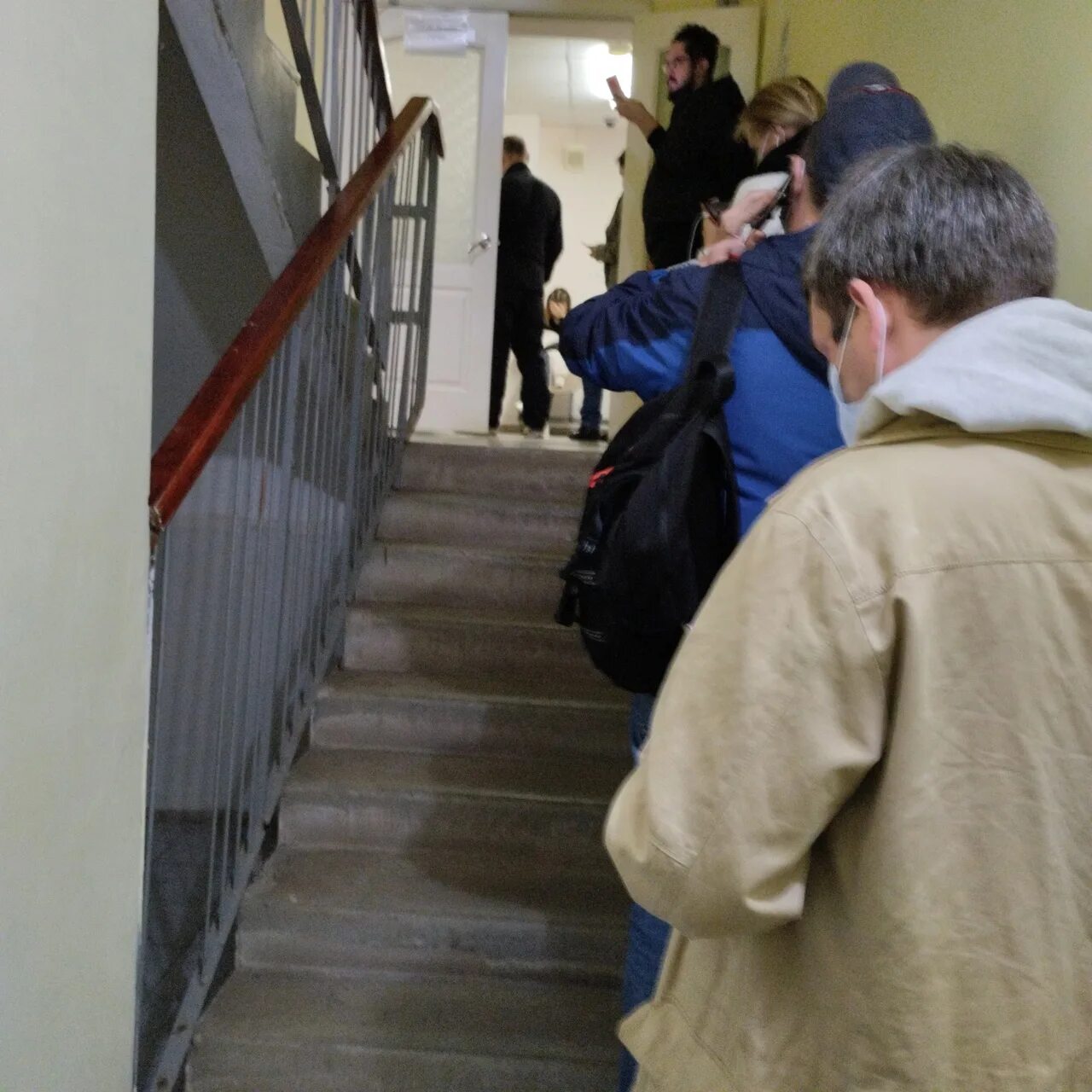 Очереди мобилизованных. Очередь. очередь из пациентов. очередь к врачу. очереди мобилизации.