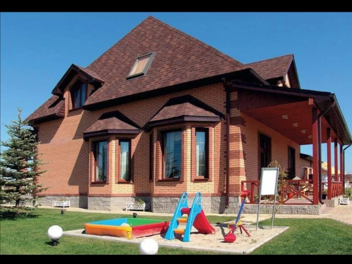 Красный кирпичный дом. Дом из керамического кирпича. Фасад из красного кирпича. Фасад дома красный кирпич. Гуковский кирпич фасад.