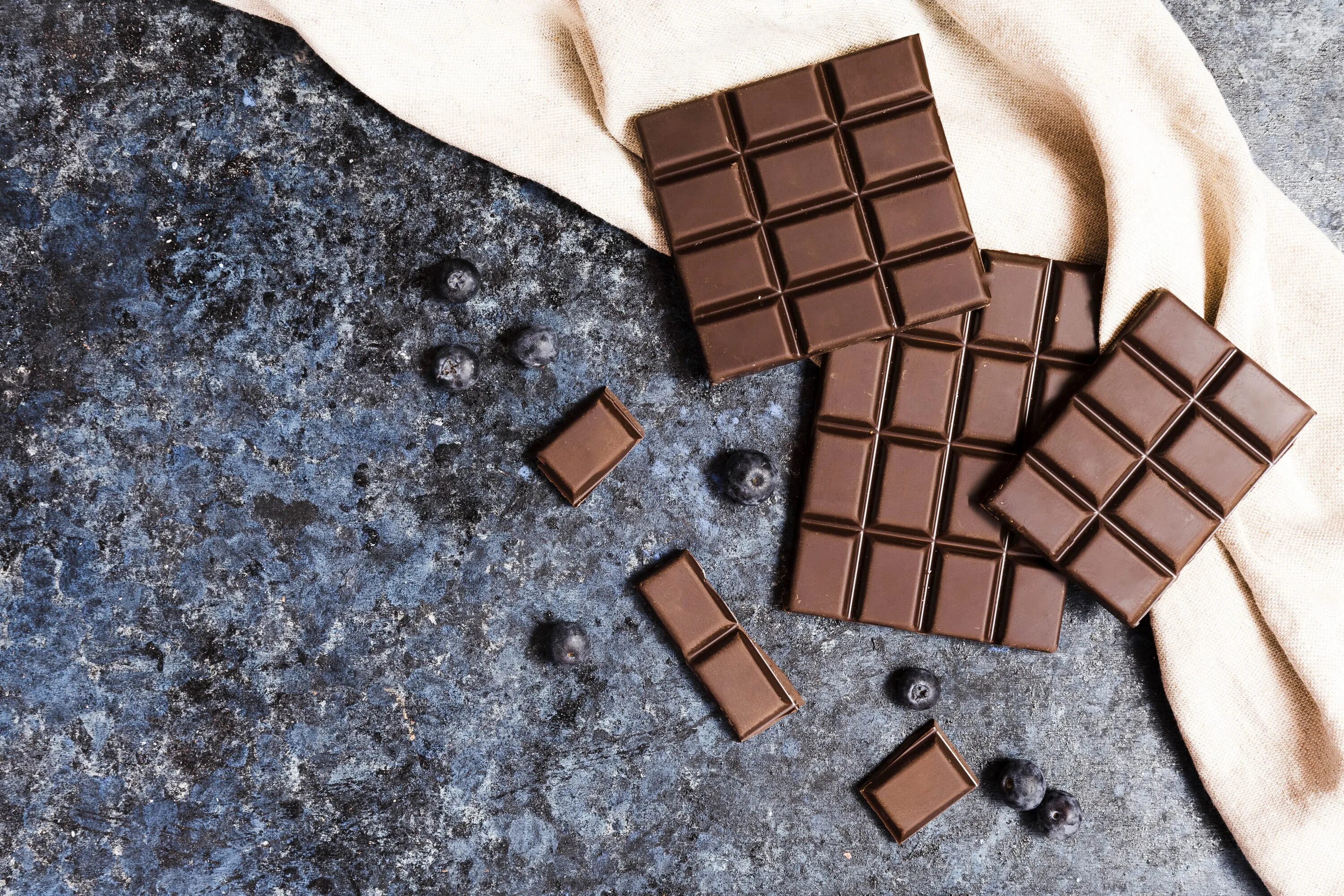 Шоколад подорожает. Шоколадная плитка. Темный шоколад Эстетика. Кусок шоколада. Раскрошенный шоколад.