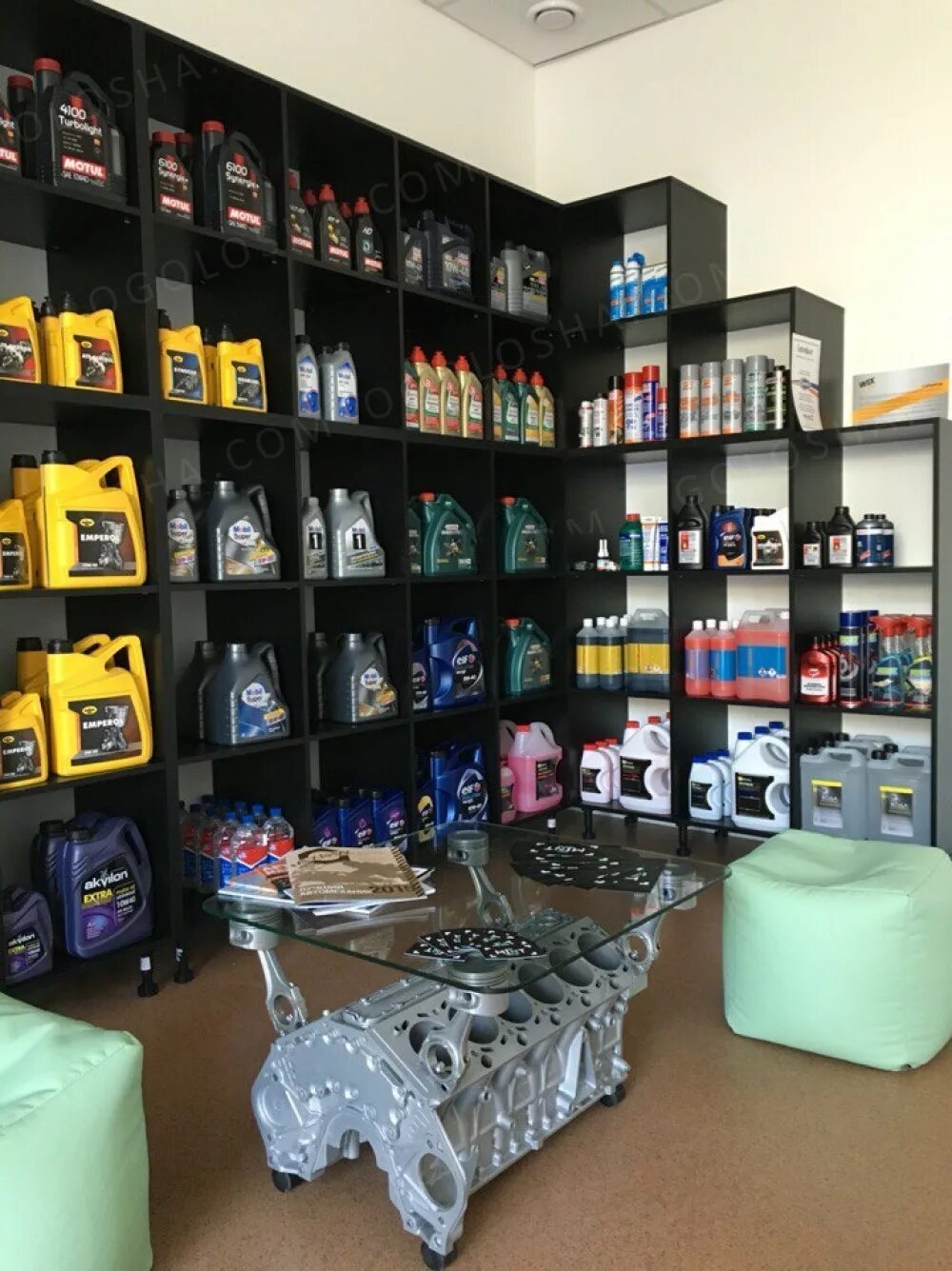Акцент автомагазин. Акцент автомагазин. Акцент автомагазин. Интерьер магазина автозапчастей. Гипермаркет автозапчастей.