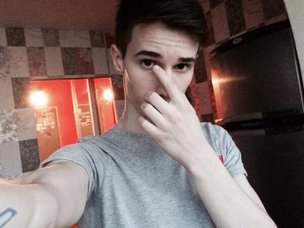 селфи парни 17. парень 17 лет селфи. михаил стрепетов 2019. красивый парень селфи.