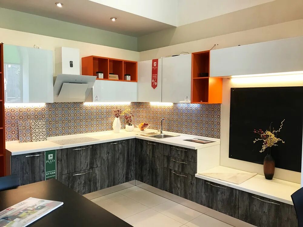 Распродажи кухонь со сменой экспозиции. Кухня 2700. кухни плаза. образцы кухонь. кухни мария выставочные.