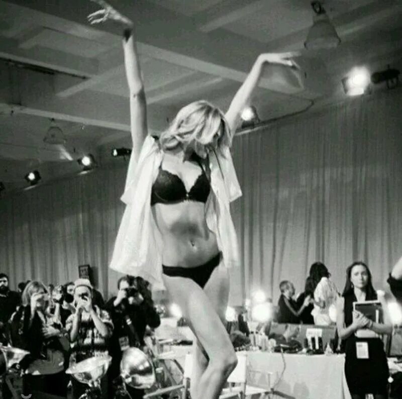 Танцующий на улице человек. Девушка танцующая под дождем. Танцую назло. Танцую назло. Танцую назло.