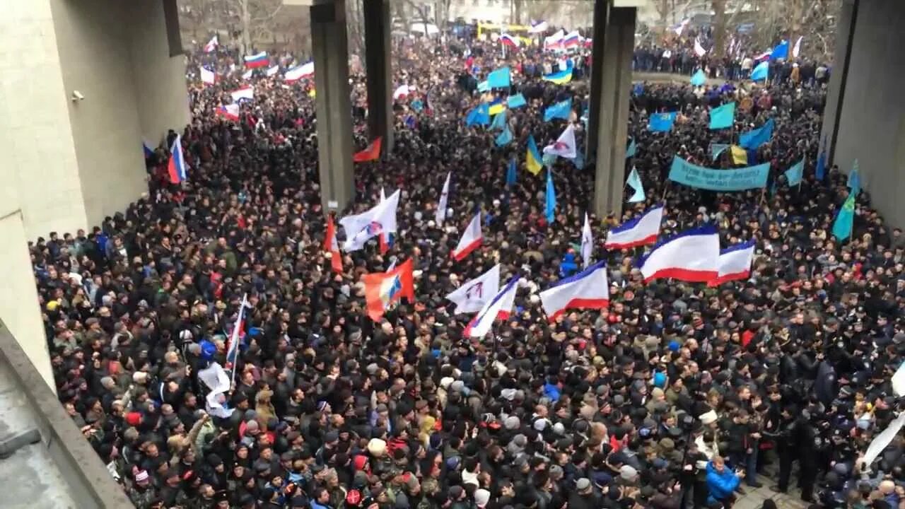 Крым после майдана. Митинг 26 февраля 2014 Симферополь. 26 Февраля в Симферополе у стен Крымского парламента. Симферополь протесты 2014. 26 Февраля митинг в Симферополе.