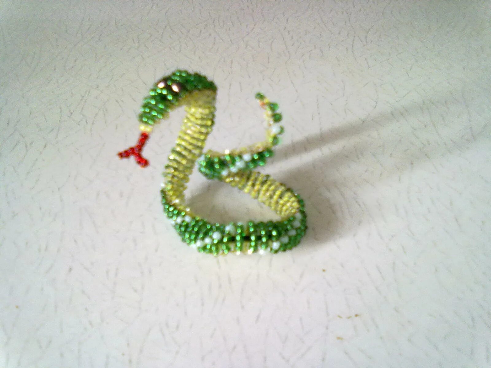 Бисероплетение змея. Змея из бисера схема плетения. Лариат из бисера змея схема плетения. Схема плетения бисером объемной змейки. Как сплести из бисера змею.