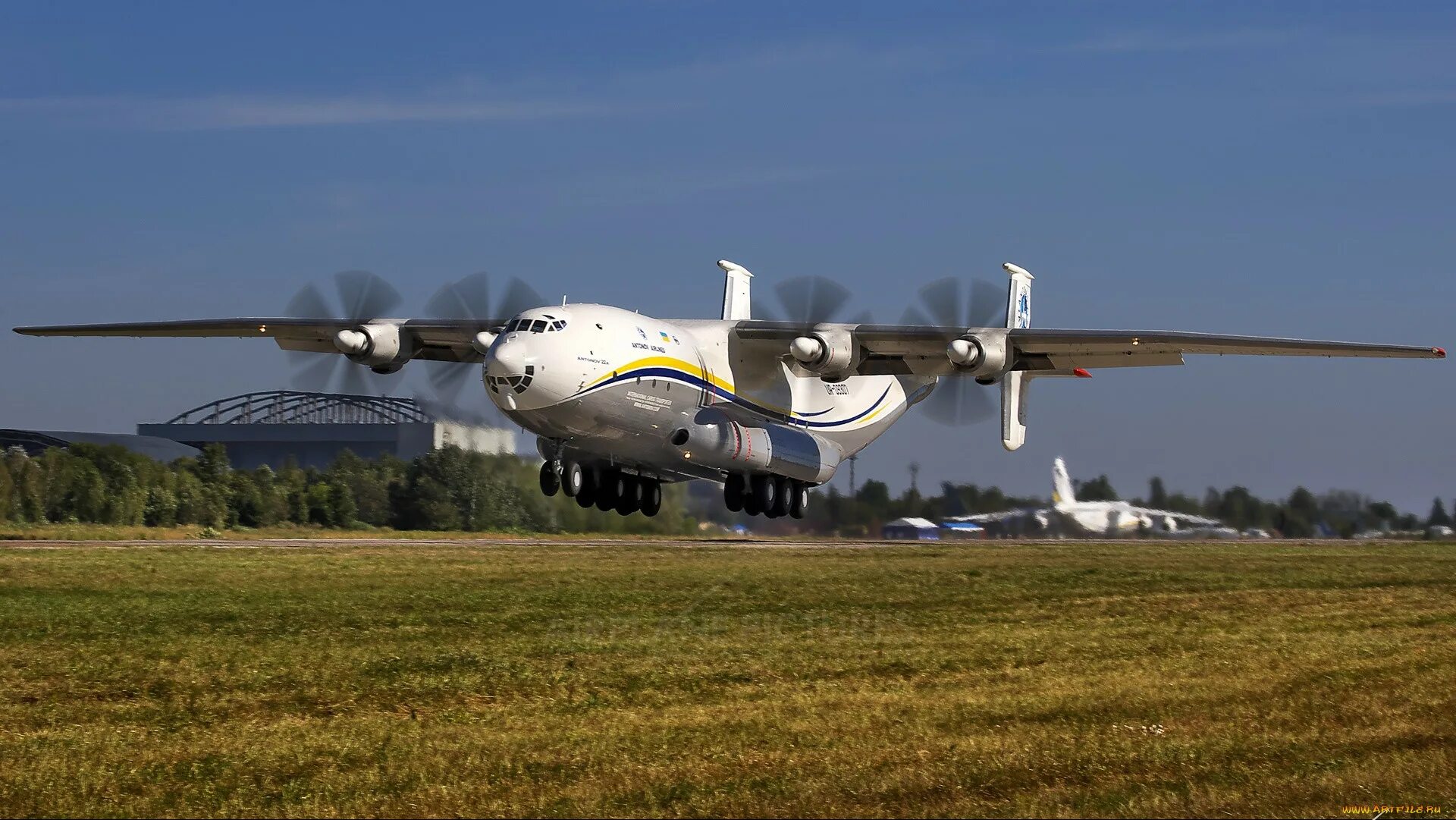 А 22 самолет фото. Самолёт Антей АН-22. Антонов АН-22 Антей. Самолет АН 22 Антей Украины. АН-22 военно-транспортный самолёт турбовинтовые самолёты.