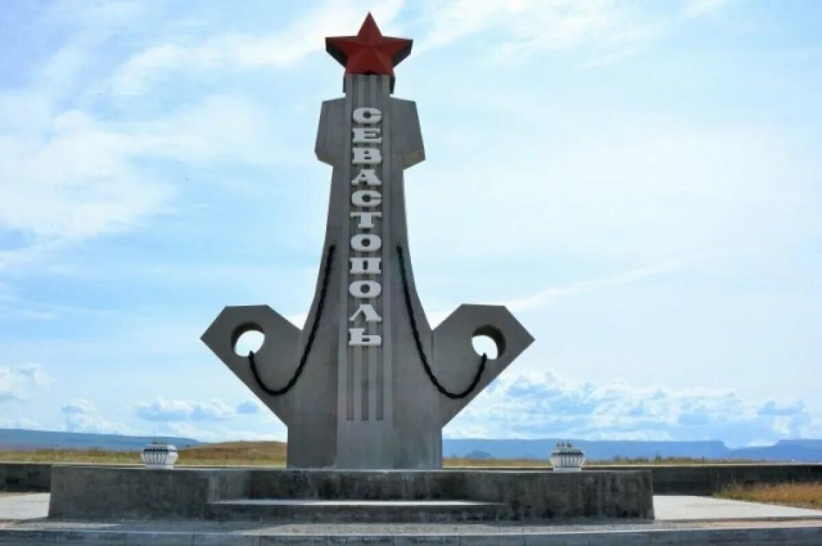 Севастополь 4 июля 2024. Мыс хрустальный севастополь. Могила казарскому в севастополе. Севастополь октябрь 2023. Новый памятник в севастополе в карантинной бухте.