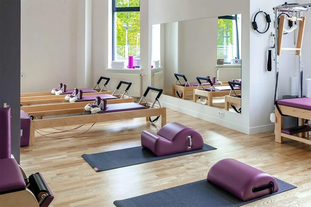 Зал пилатеса. Пилатес залы. Фитнес зал пилатес. Пилатес залы. Пилатес зал.