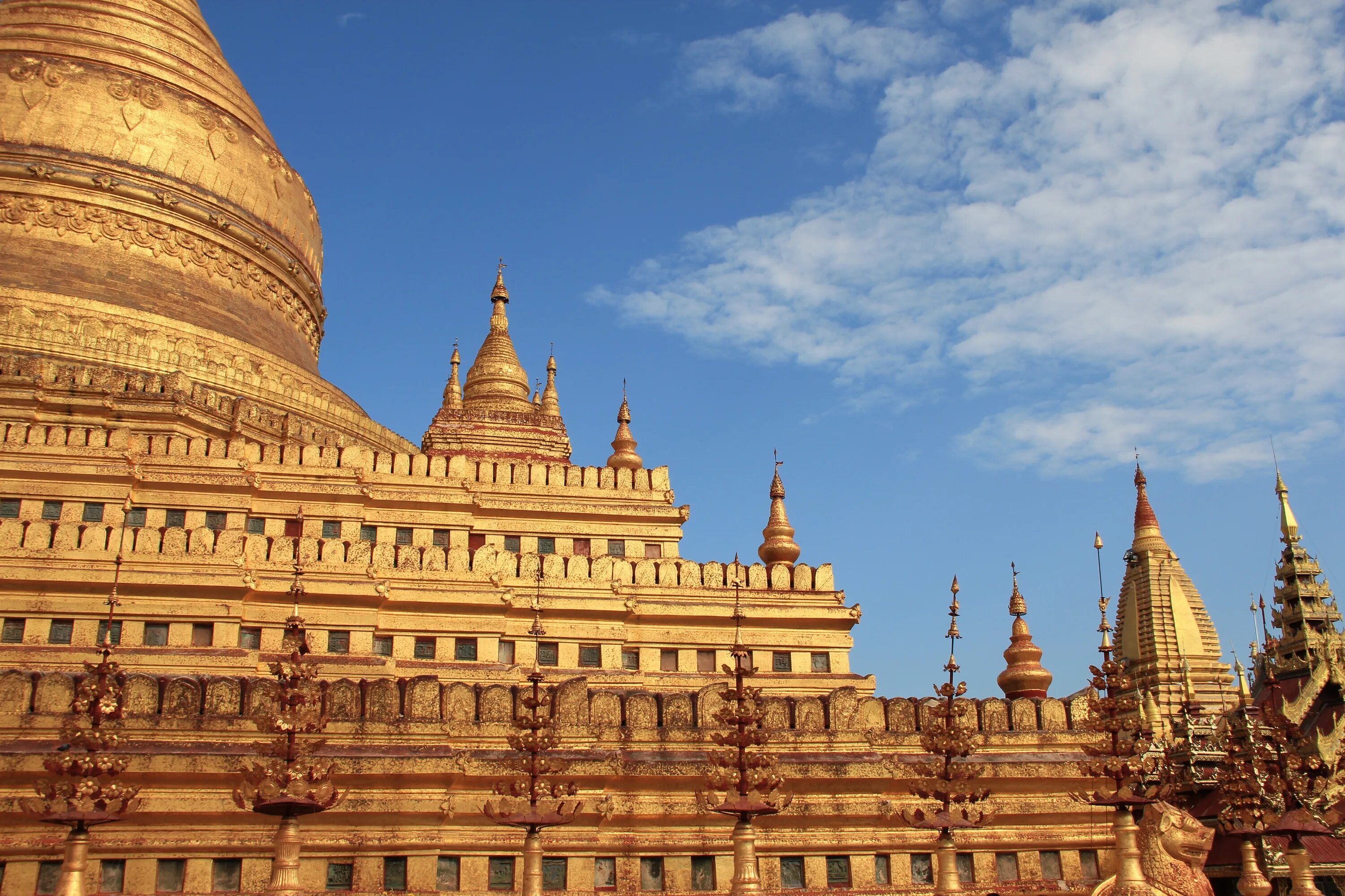Культовое сооружение буддизма состоящее. Тхеравада храм Мьянма. Мандалай Мьянма. Буддийский храм в Мьянме. Бирма Мандалай храм на храме.