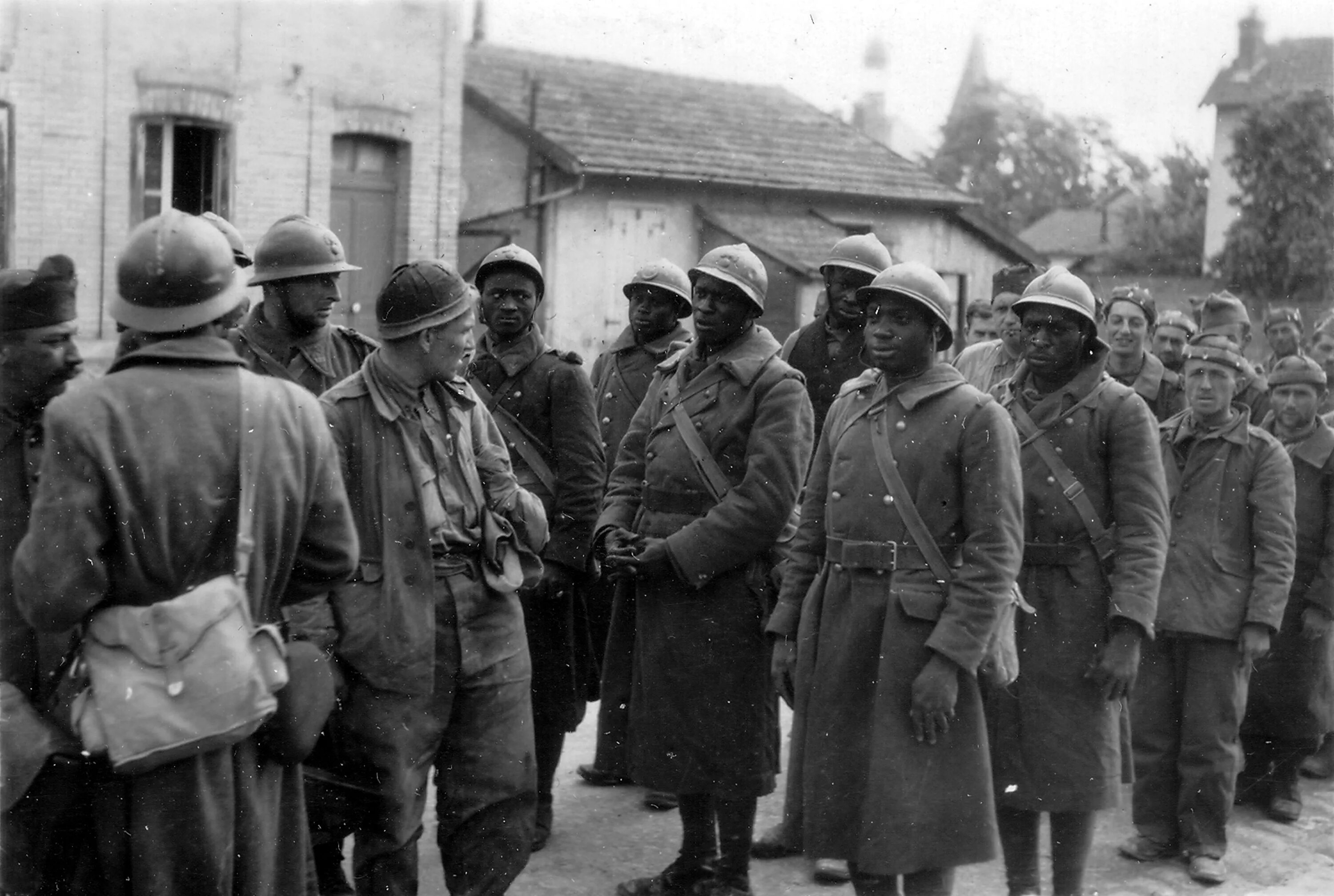 Французы это немцы. Пленные французские солдаты 1940. Французские солдаты второй мировой 1940. Пленные польские солдаты 1939. Капитуляция Франции 1940.