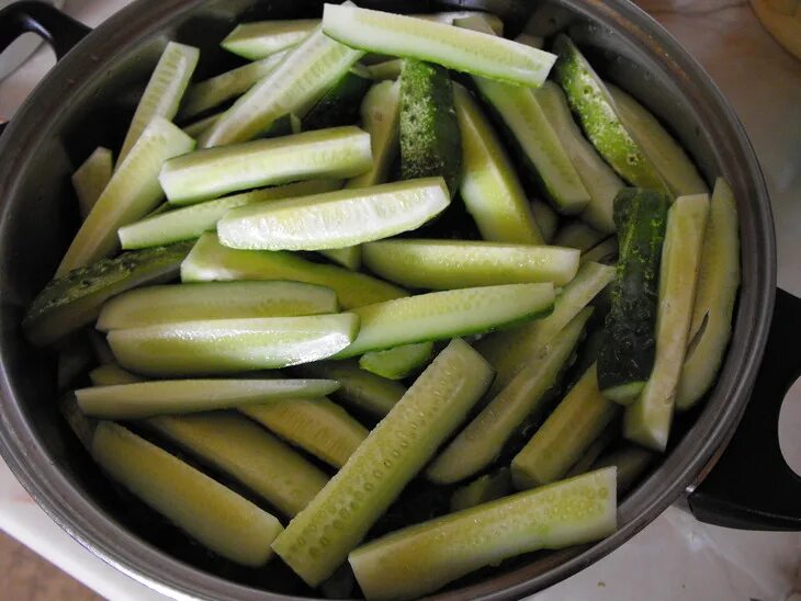 Огурцы брусочками. Огурцы на зиму ломтиками. Огурцы брусочками. Рецепт огурцов брусочками на зиму. Огурцы брусочками.