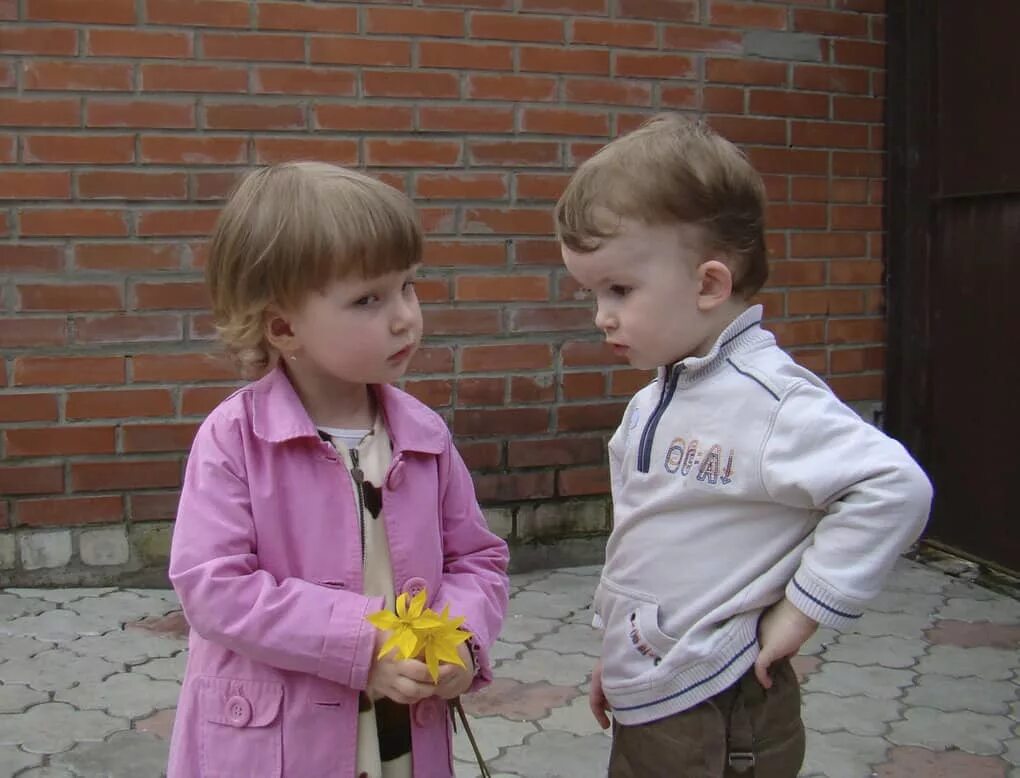 Девочка и мальчик в саду