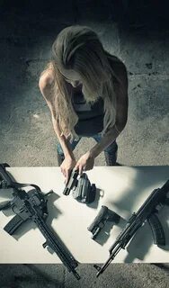 Девушки с оружием в руках