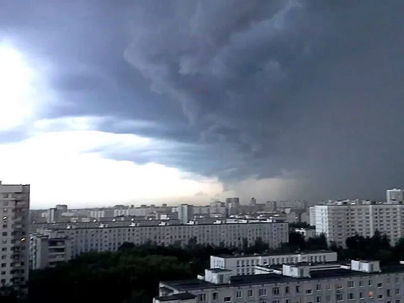 Москву надвигается шторм. На Москву надвигается гроза. Штормовое предупреждение в Москве сегодня. Преимущественные ветра над Москвой. На москву надвигается ураган