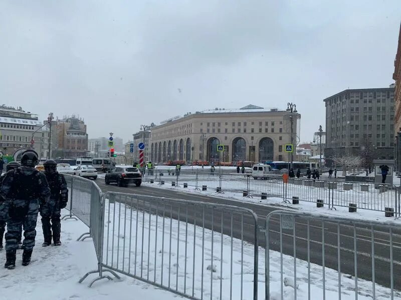 Почему перекрыли площадь. Съемка пл перекрытия. Перекрыли метро Технологический институт 13.10.2022. Перекрыли площадь в Дмитрове 27.02.2022. Центр Москвы перекрыт 02.03.22.