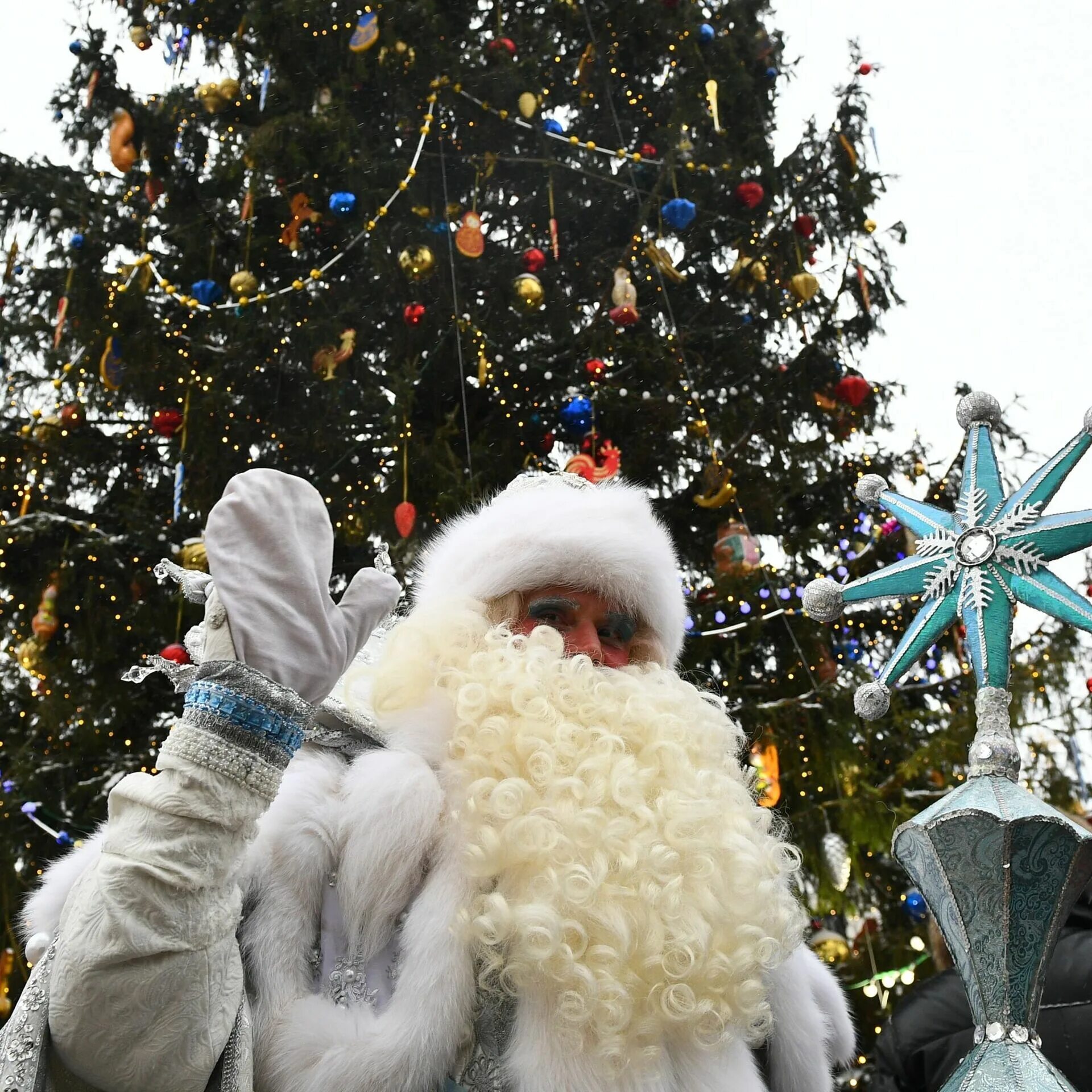 Дед мороз главный кремль. Подвижная игра дед мороз. Новогодние гуляния на улице. Реальный дед мороз. Улица дед мороз.