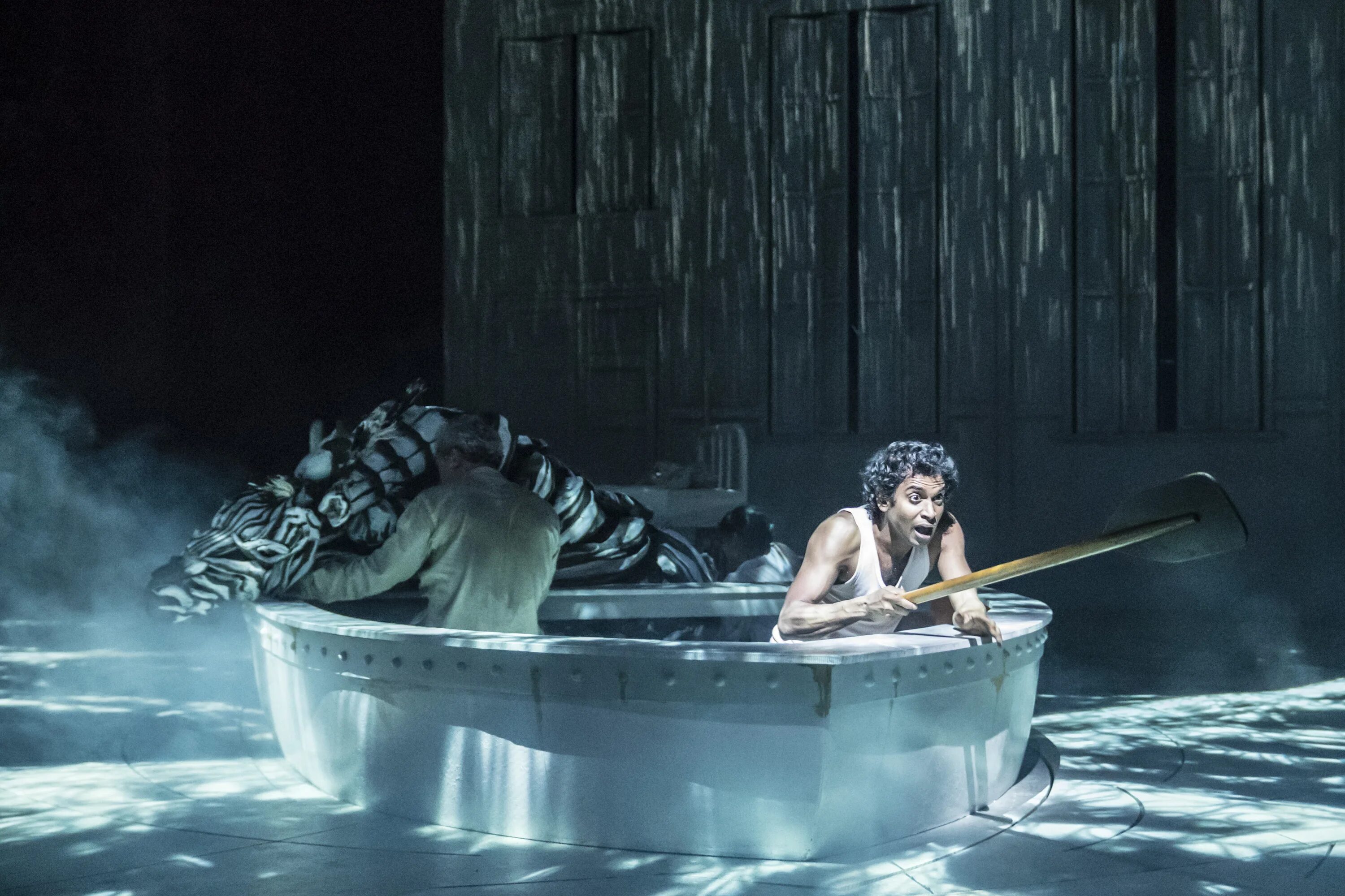 Включи жизнь пи. Янн мартел &quot;жизнь пи&quot;. martel yann &quot;life of pi&quot;. фильм жизнь пи 2025. жизнь пи фильм ян мартел.