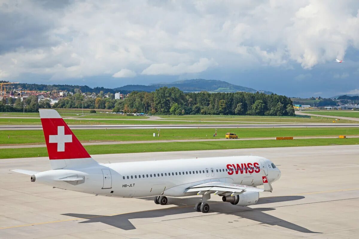 Swiss a350. Реклама Swiss Airlines Цюрих. Флай Швейцарии. Пилоты швейцарских авиалиний.