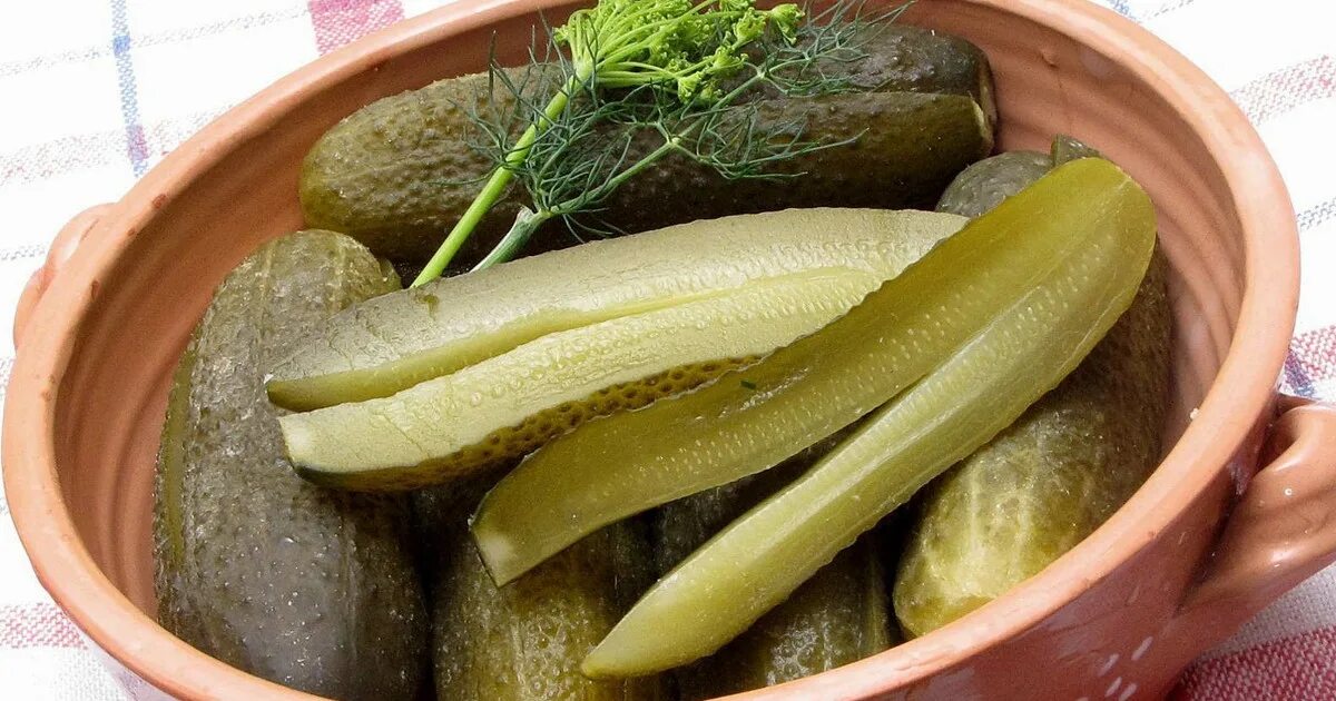 Почему соленые огурцы мягкие. Солёные огурцы. Sour Pickled cucumbers. Pickled Dill cucumbers 720мл Rolnik. Соленый огурец PNG.