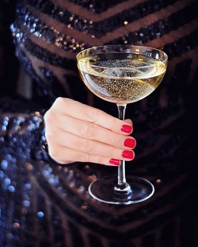 1 бокал шампанского. Бокалы для шампанского. Бокал шампанского в руке. Бокалы с шампанским. Рука с бокалом.