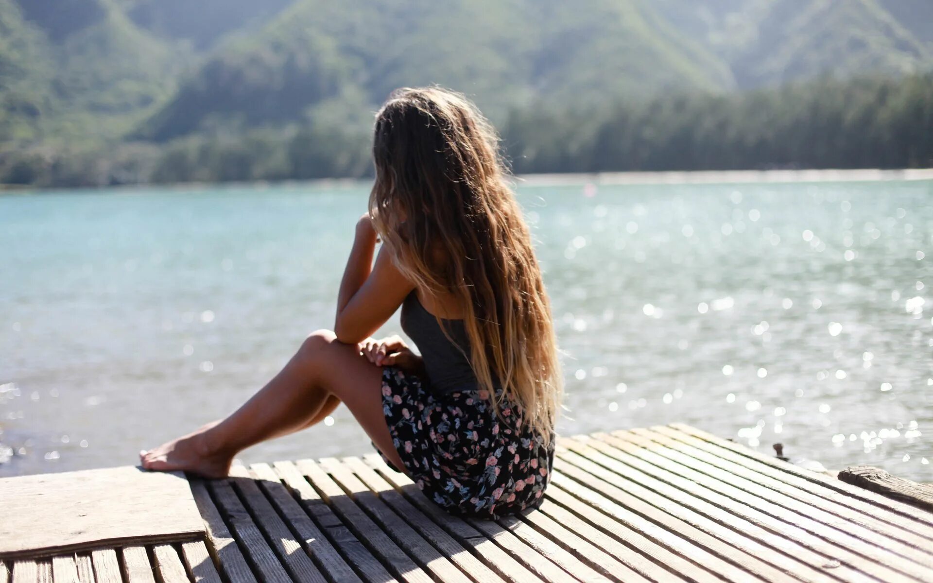 Девушка со спины сидя. Девушка со спины сидя. Девушка со спины. Tj drysdale. Девушка на море со спины.