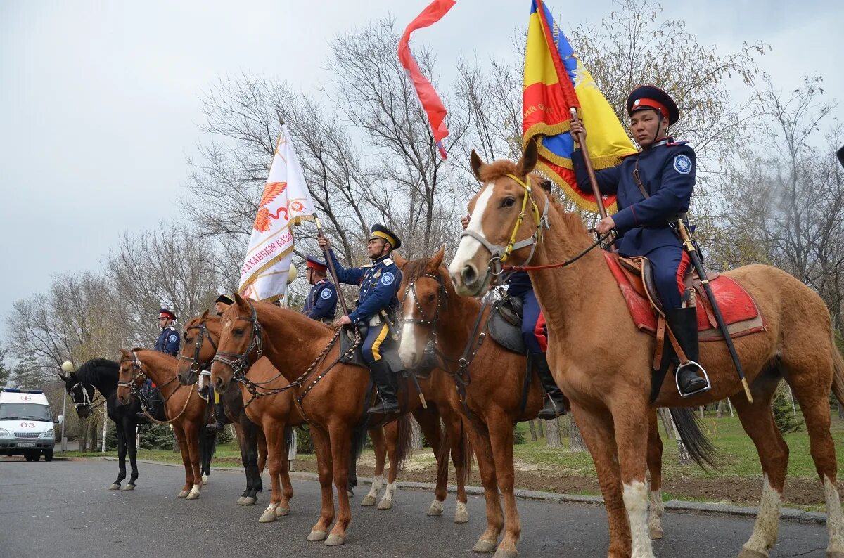 Казачий дозор конюшня. Казаки видео. Киасивые , донскииие казззадчки. Казаки видео. Краснодар казаки на параде.