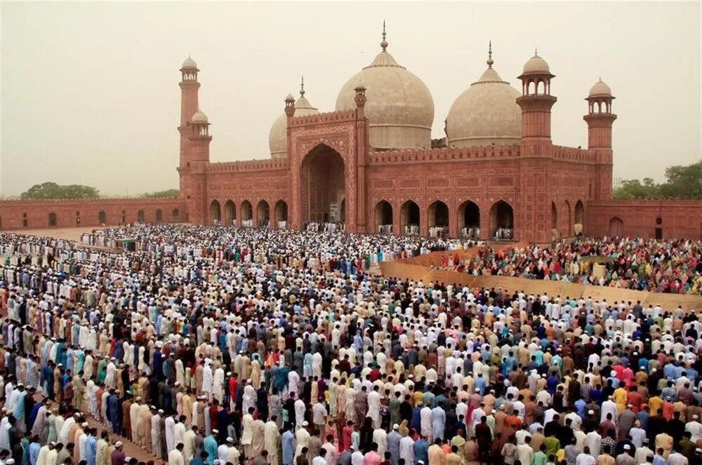 Окончание мусульманского. ИД-уль-Фитр праздник в Индии. ИД Аль Фитр в мечети. Мусульманские праздники. Праздники Ислама.