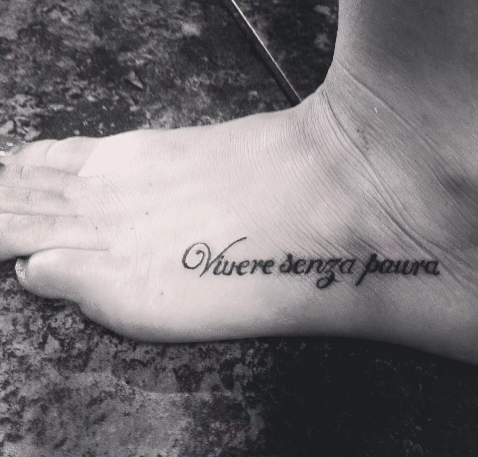 Дорогу осилит идущий тату. Viam supervadet vadens. Шрифты тату надписей на руке. Тату надписи. Тату надпись дорогу осилит идущий.