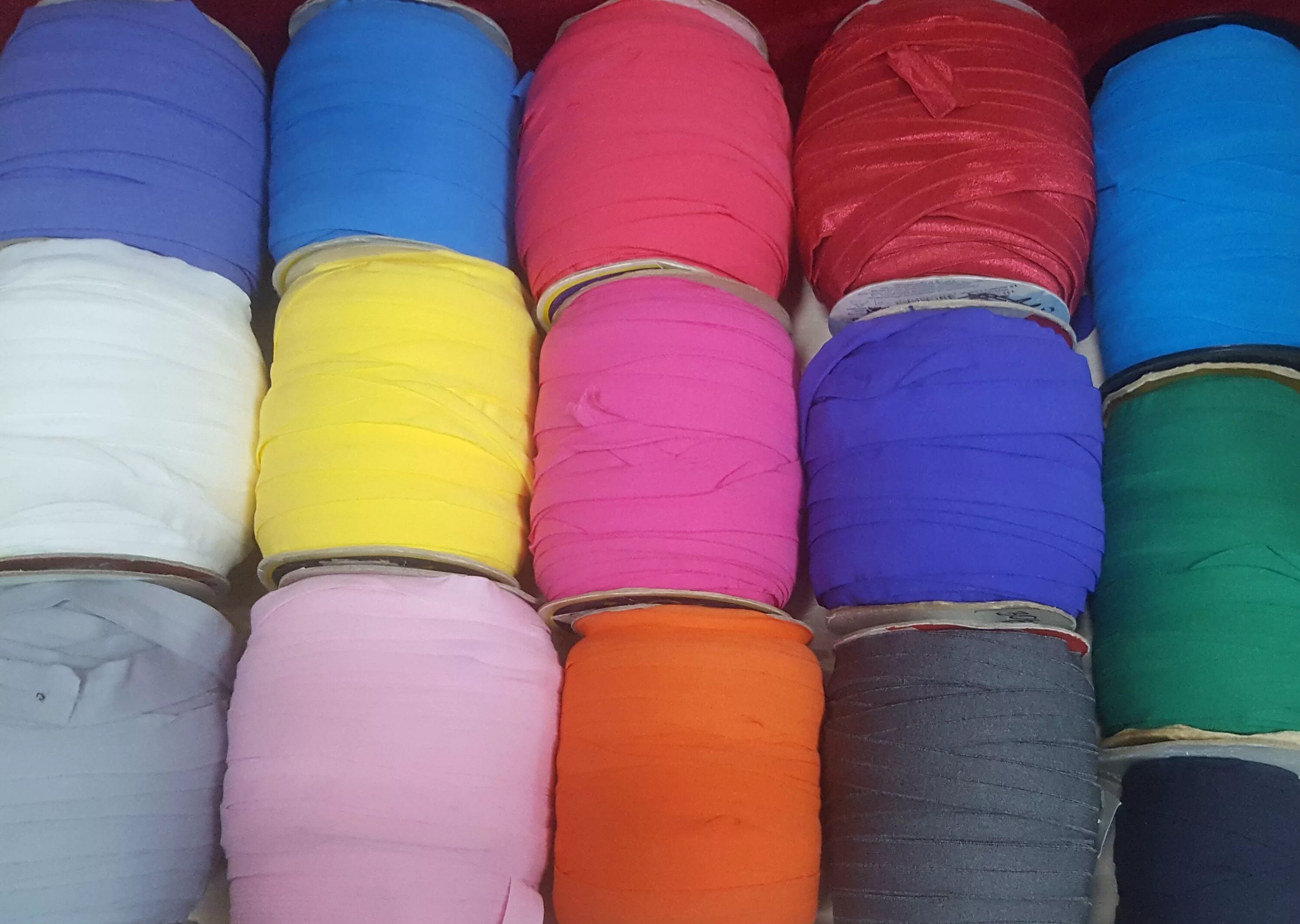 бейка трикотаж. косая бейка для трикотажа. косая бейка атласная цв s-058 синий чернильный (уп 131,6м) veritas. бейка трикотаж. трикотажная бейка для окантовки детской одежды.