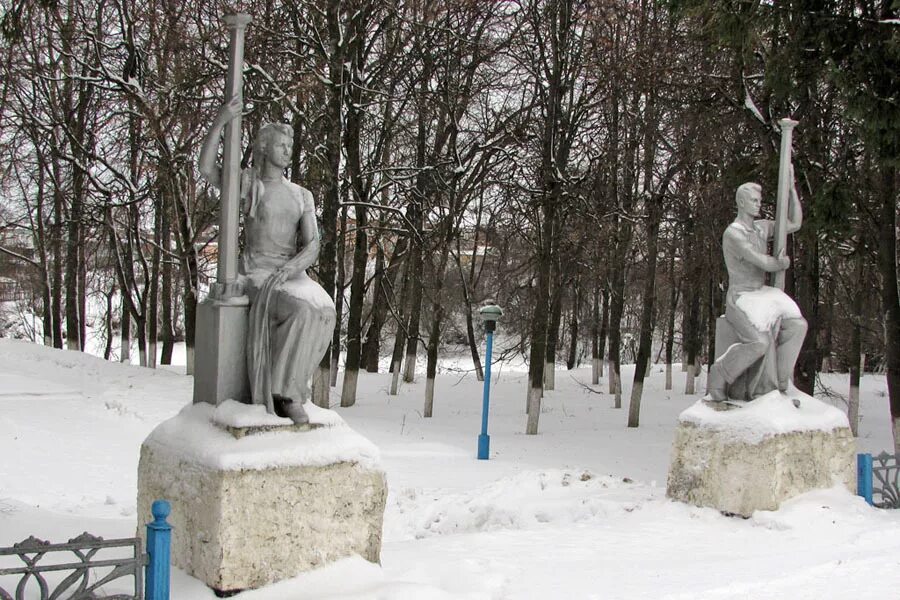 Арсеньево одоев. Кузя и мама памятник в одоеве.