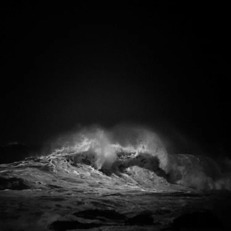 Черно белый океан. Черные волны. Черно белый шторм. Темное море. Черно белые волны.