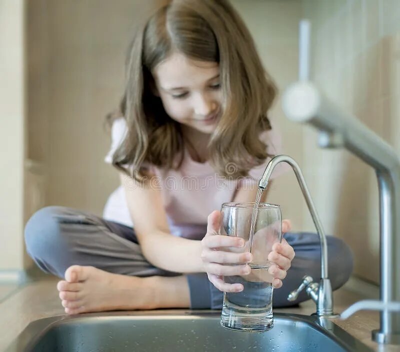 Girl with a glass of water. Девочка подросток на бутылке. Подросток пьет воду из бутылки. Home water. Пить воду.