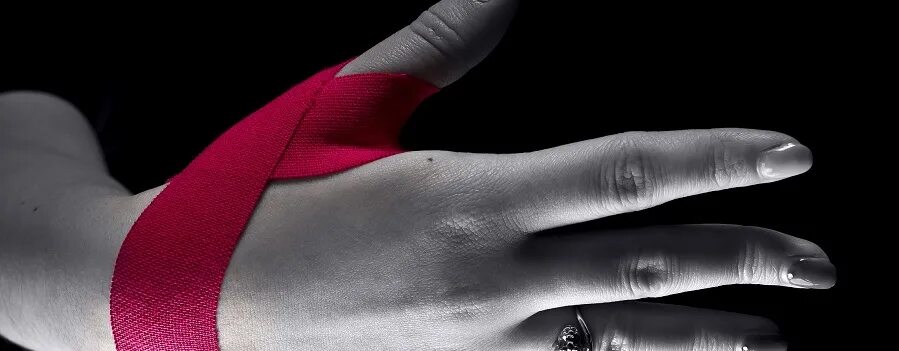Тейпирование большого пальца руки. Тейп на палец. Тейпирование кисти. Кинезио тейп на кисть. Тейп на указательный палец.