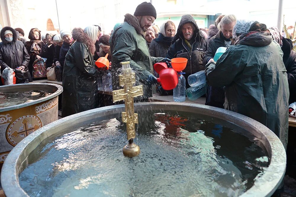 Перед крещенской водой. Крещение Господне Святая вода. Освящение воды. Освящение воды в храме. О крещенской воде.