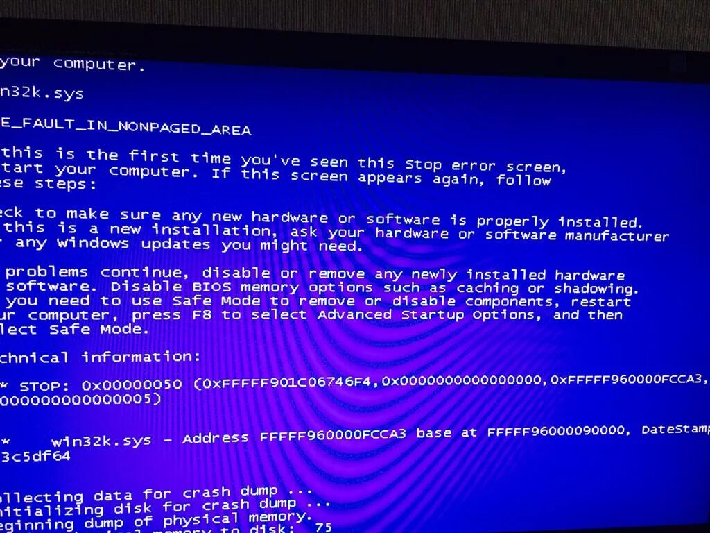 Синий экран. Экран смерти. Синий экран смерти Windows 7. Краш компьютера синий экран.