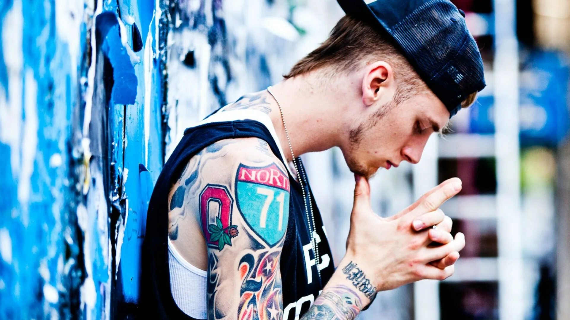 MGK фото в синем. Machine Gun Kelly Neymar. MGK Drake. Mgk let me go