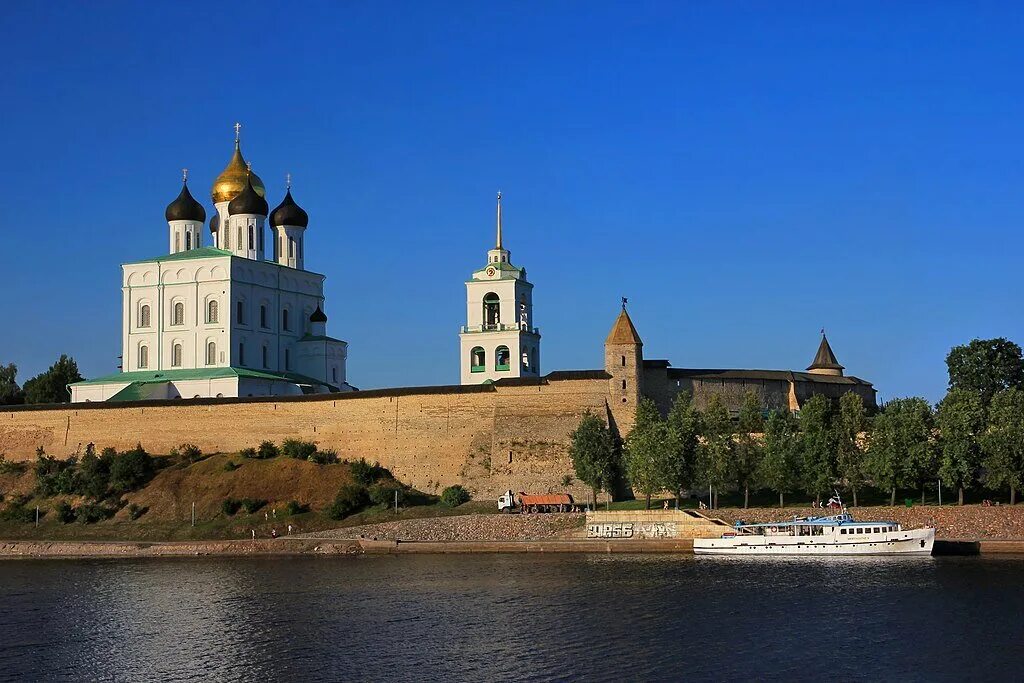 Псков великий новгород. Довмонтова стена псков. Кремль города пскова. Смотрящий города пскова. Современный псков.