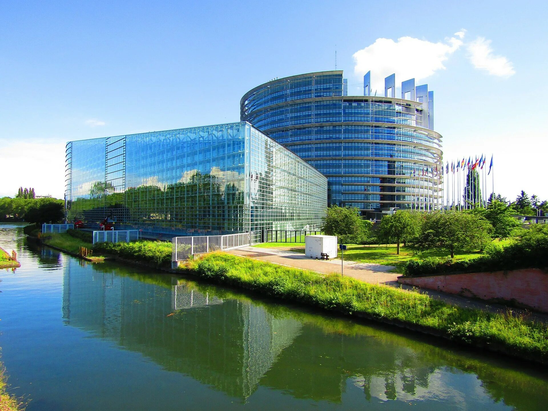 Европейский парламент Страсбург. Здание европейского парламента в Страсбурге. Здание Евросоюза в Страсбурге. Европарламент Брюссель.