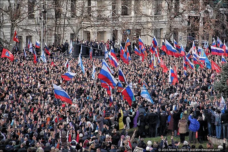 Митинг площадь Нахимова в Севастополе 2014. Митинг на площади Нахимова 23феврая 2014. Митинг 23 февраля 2014 года в Севастополе. Толпа с флагами. Февраль 2014 года севастополь