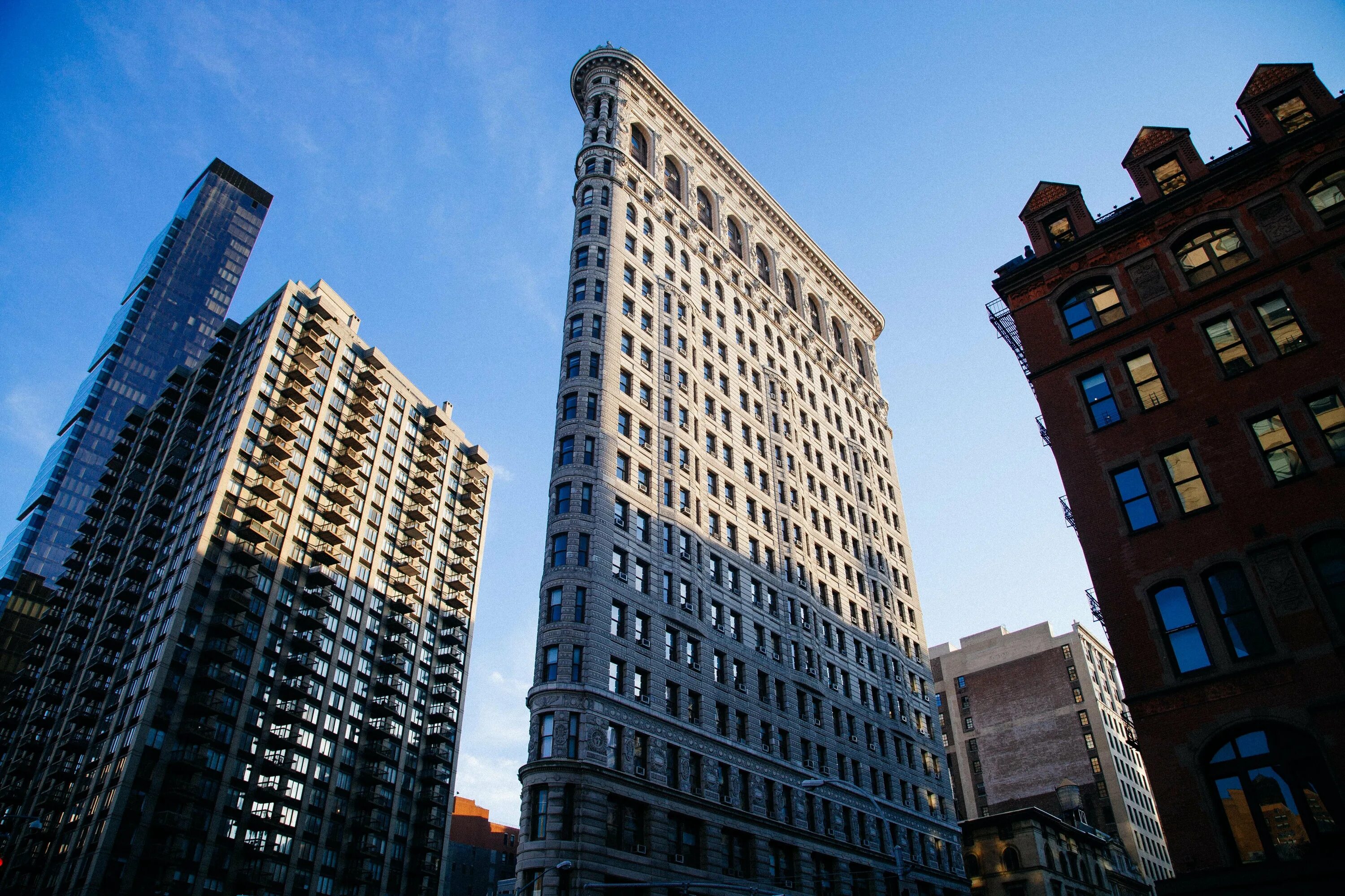 Флэтайрон-Билдинг Нью-Йорк. Flatiron building в Нью-Йорке. Манхэттен Флэтайрон Билдинг. Небоскреб Флэтайрон Нью Йорк.