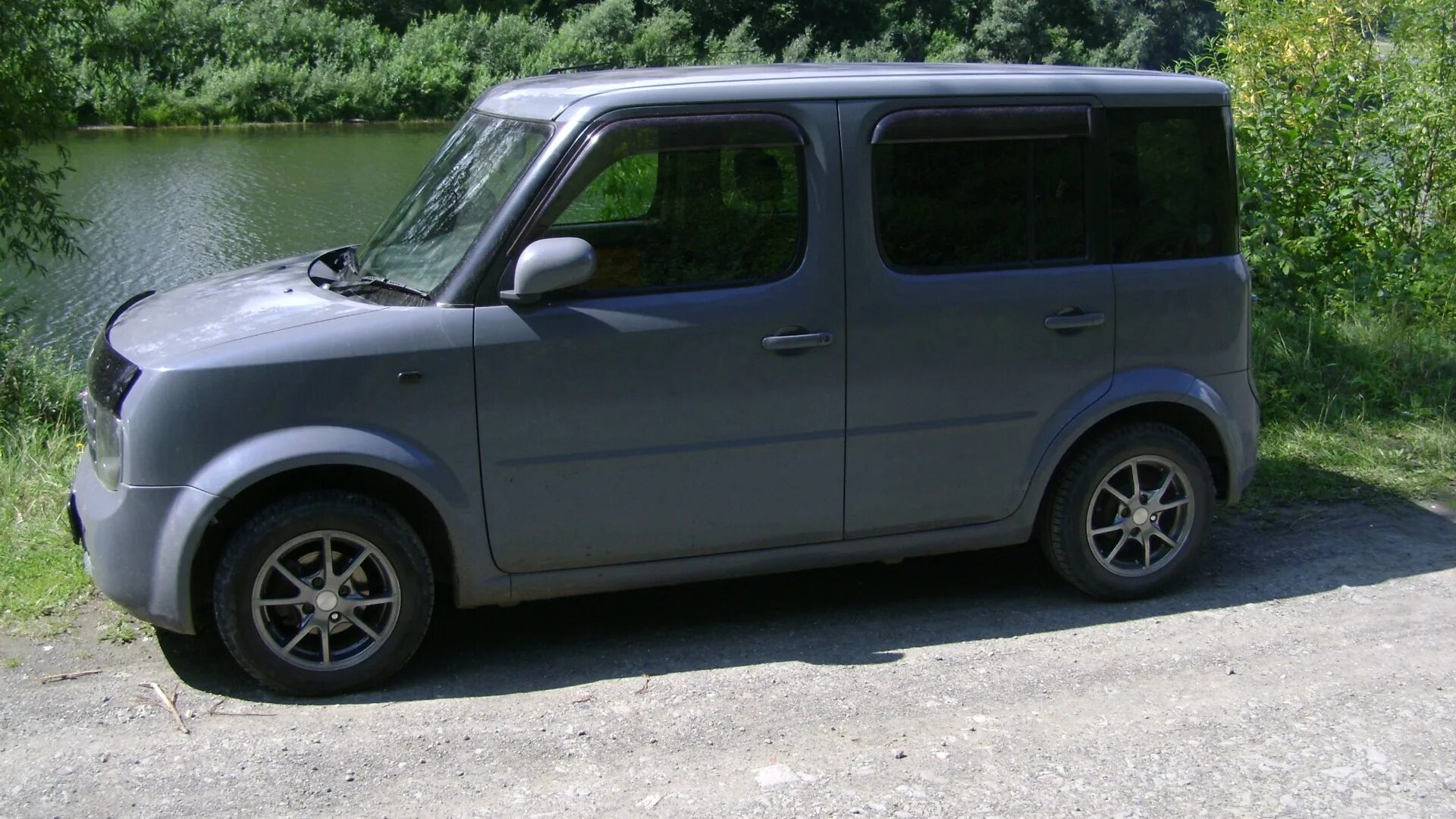 Ниссан куба отзывы. Nissan Cube bz11. Nissan Cube серый. Nissan Cube bz11 r15. Ниссан Кубе bz 11 проставки.