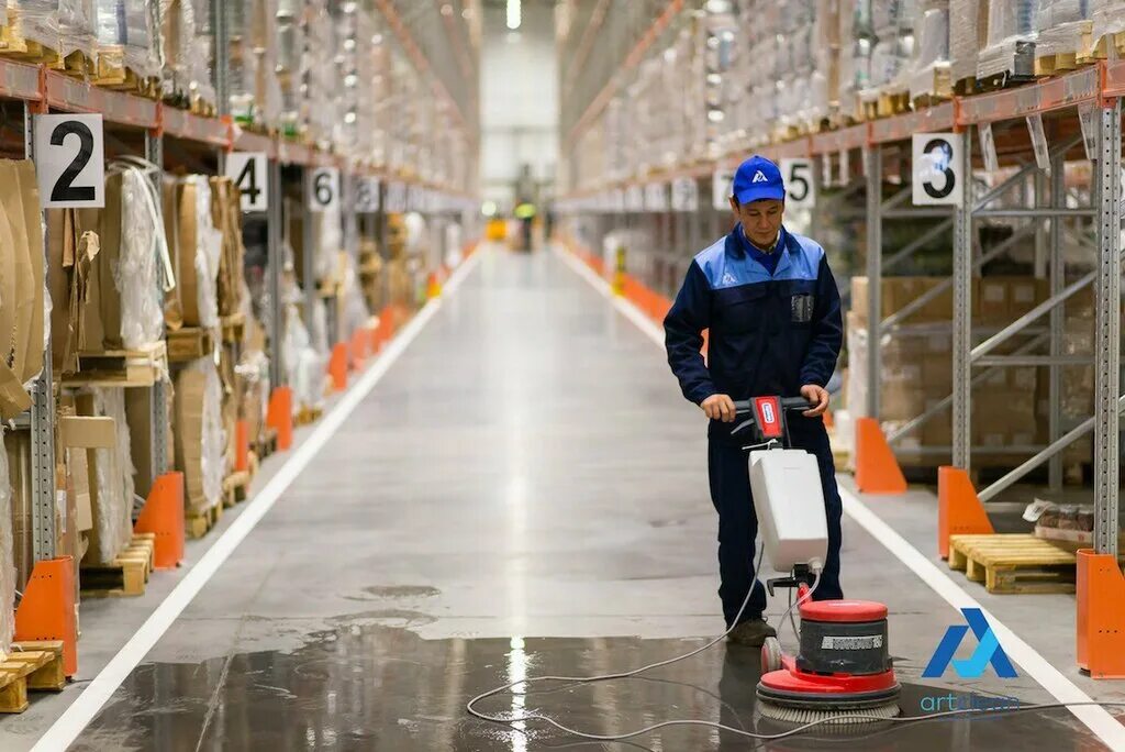уборщик производственных помещений. клининг производственных помещений. уборщик помещений. женщина уборка. уборка офиса.