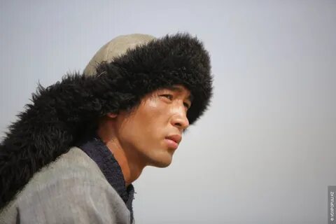 Кроссрессер мен екі ер адамның суреті