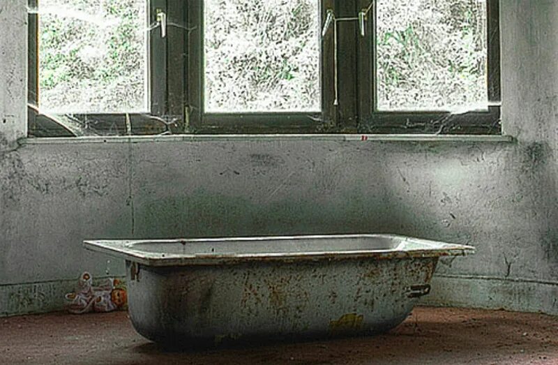 Старая ванна. Старая чугунная ванна. Старая ванная комната. Советская чугунная ванна. Вывоз чугунной ванны из квартиры