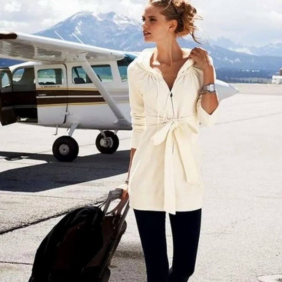 Наряд для путешествий. Удобная одежда в самолет. Стильные образы для путешествий. Элегантный образ в аэропорт.