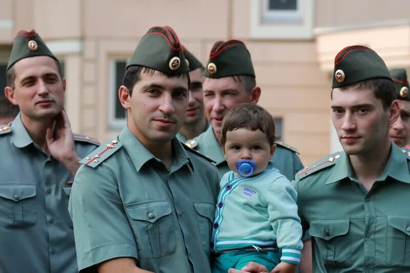 Военная семья. Семья военнослужащего. Офицер с ребенком. Семья военного офицера. Офицеры вс РФ С детьми.