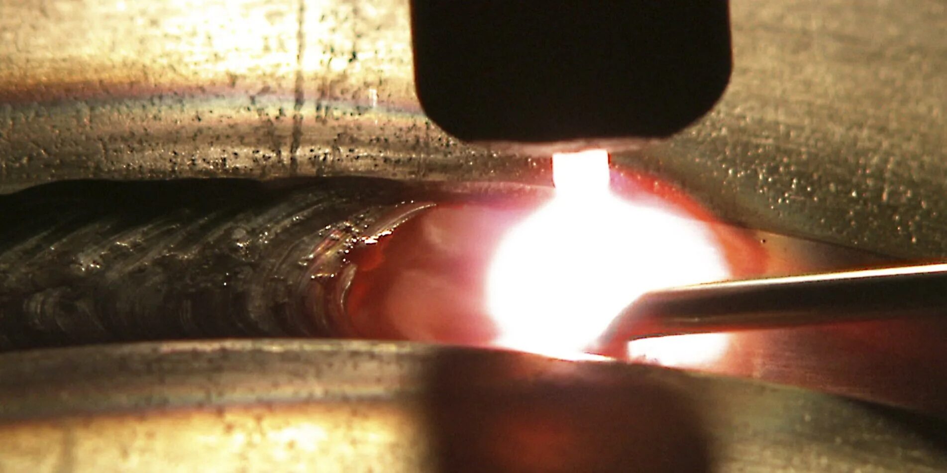 электрод для сварки алюминия аргоном. сварка неплавким электродом. электродуговая электродная сварка. схема автоматической аргонодуговой сварки. сварщик дуговой сварки неплавящимся электродом.