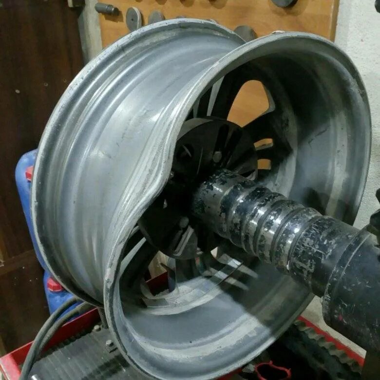 Прокатка дисков. Покраска дисков рлд. Стоит ремонт диска. Правка дисков. Стоит ремонт диска.